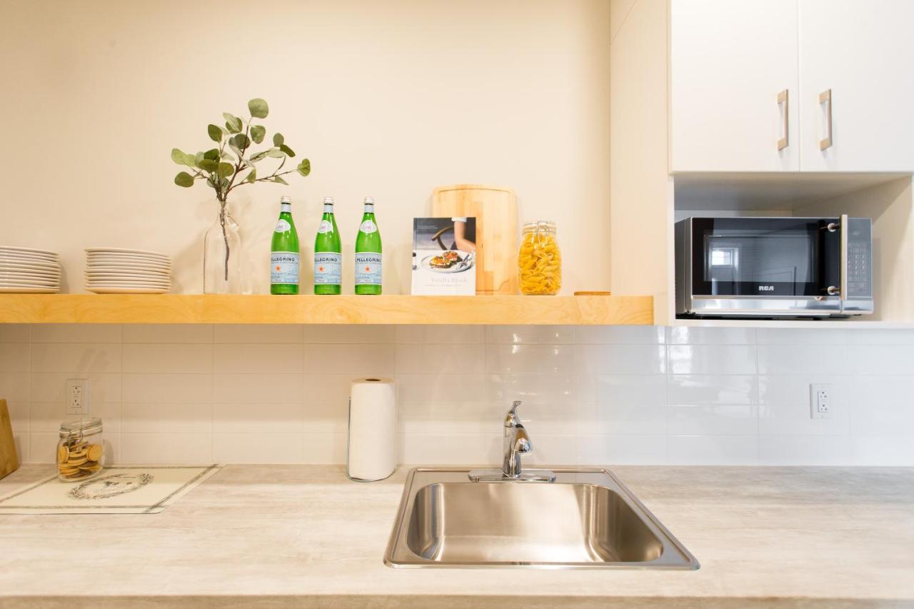 Trendy Little Italy 3 Bedroom Condo By Den Stays モントリオール エクステリア 写真