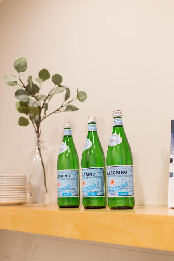 Trendy Little Italy 3 Bedroom Condo By Den Stays モントリオール エクステリア 写真