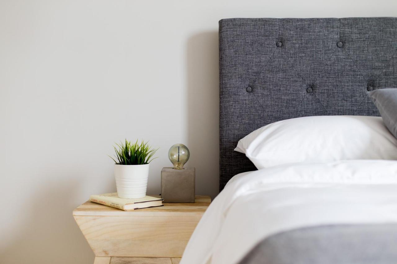 Trendy Little Italy 3 Bedroom Condo By Den Stays モントリオール エクステリア 写真