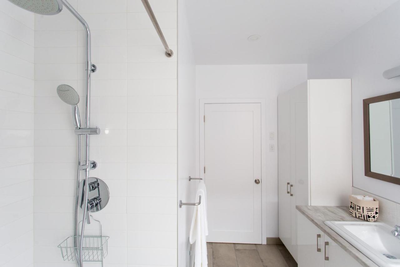 Trendy Little Italy 3 Bedroom Condo By Den Stays モントリオール エクステリア 写真